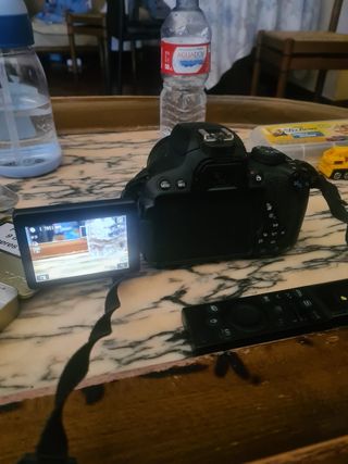 Camara canon modelo EOS 700D