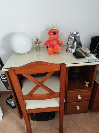 Dormitorio juvenil, completo de muebles.