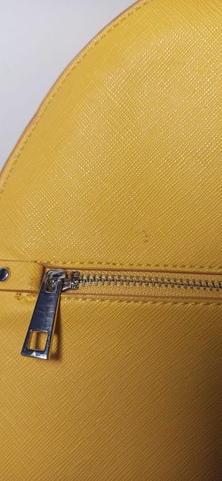 Mochila amarilla pequeña de Zara