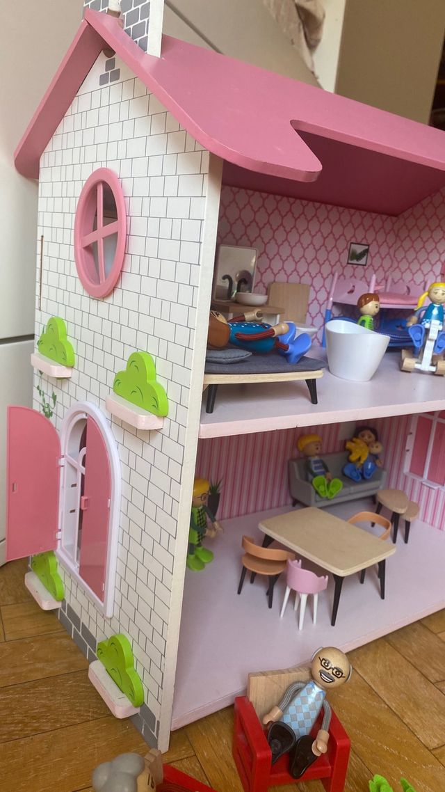 Casa de muñecas con muebles y muñecos