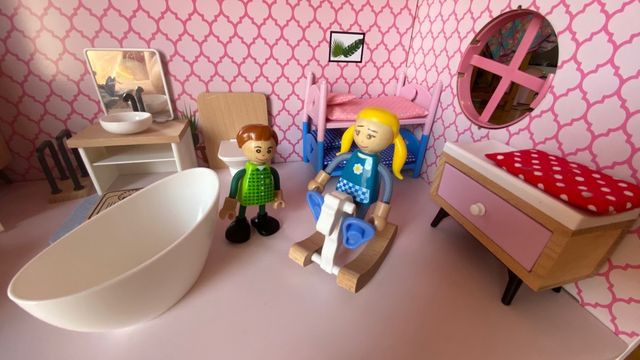 Casa de muñecas con muebles y muñecos