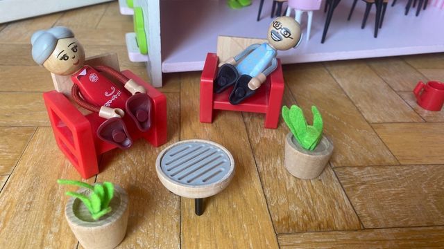 Casa de muñecas con muebles y muñecos