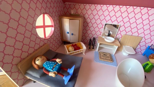 Casa de muñecas con muebles y muñecos