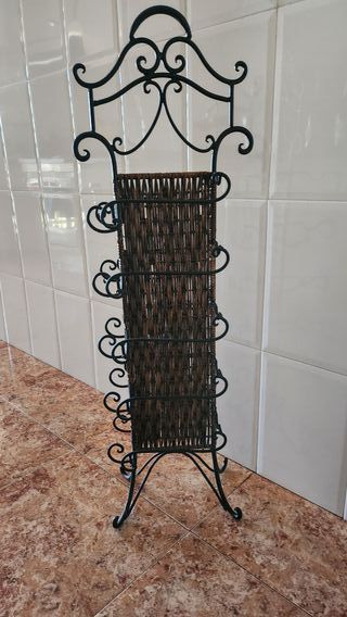 Botellero de hierro y mimbre