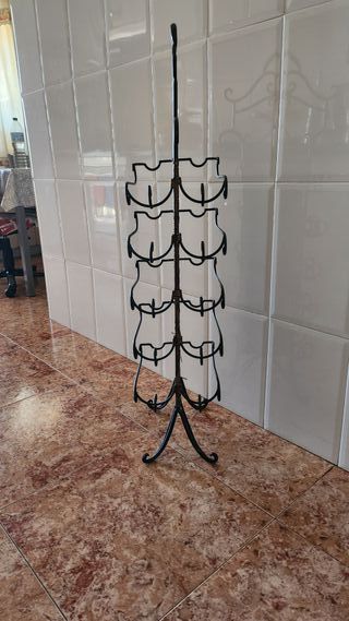 Botellero de hierro y mimbre