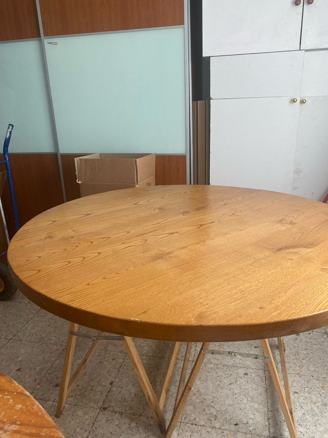 Mesa y sillas de madera