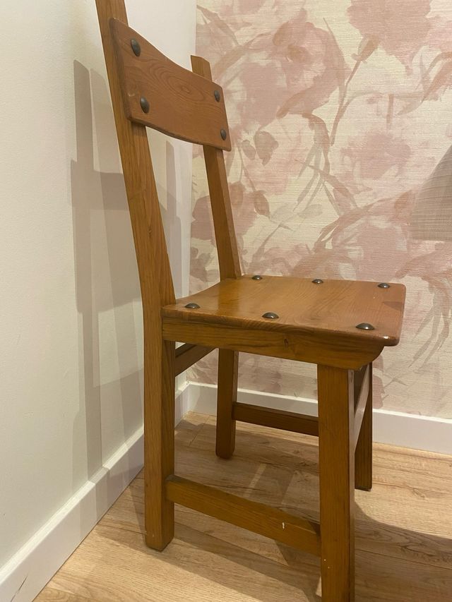 Mesa y sillas de madera