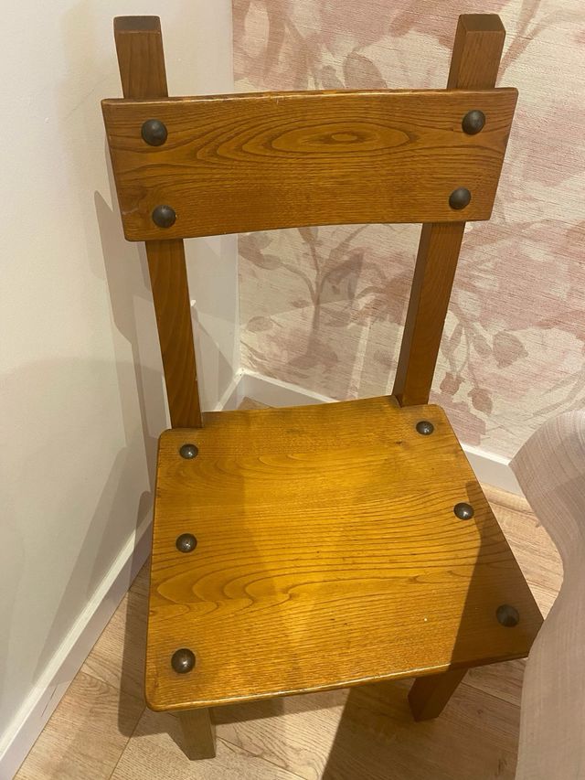 Mesa y sillas de madera