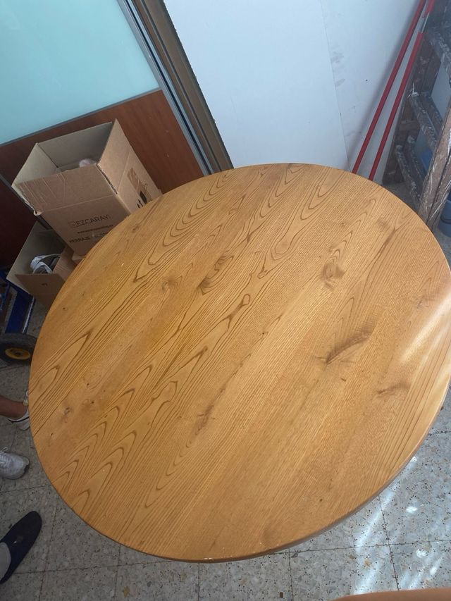 Mesa y sillas de madera