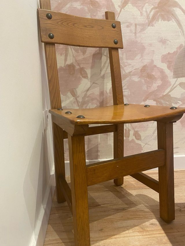 Mesa y sillas de madera