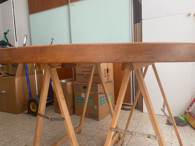 Mesa y sillas de madera