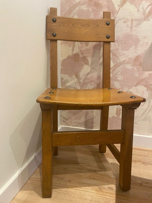 Mesa y sillas de madera