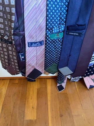 14 Corbatas de marcas varias; Hermes y otras 