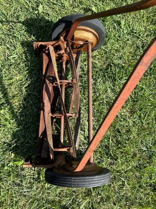 Cortacesped antiguo de hierro