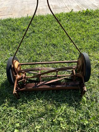 Cortacesped antiguo de hierro