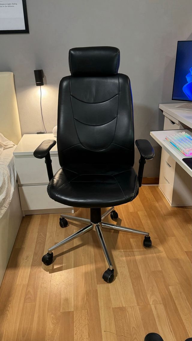 Silla reclinable y ajustable en altura