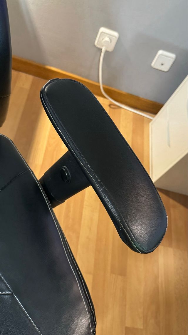 Silla reclinable y ajustable en altura