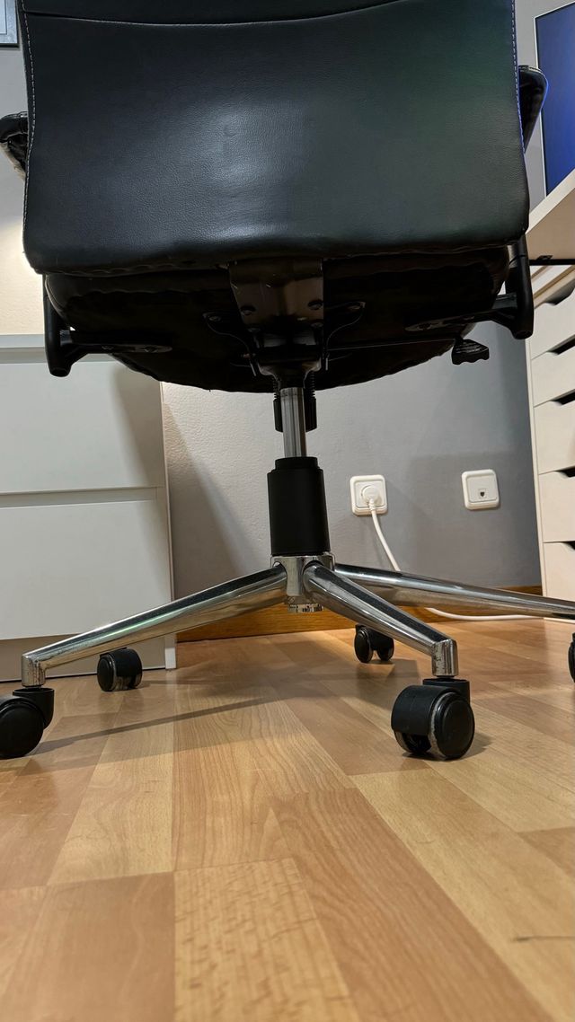 Silla reclinable y ajustable en altura