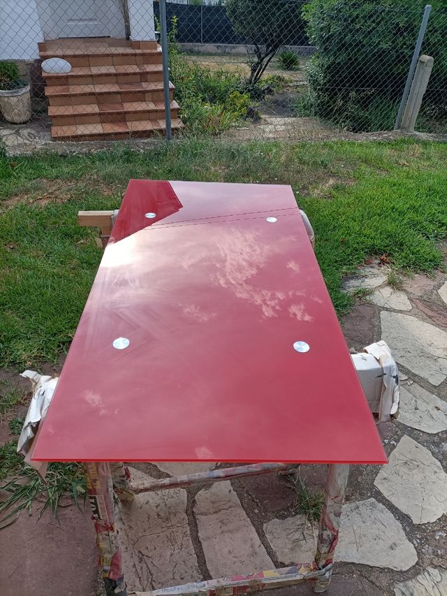 Mesa de cristal roja