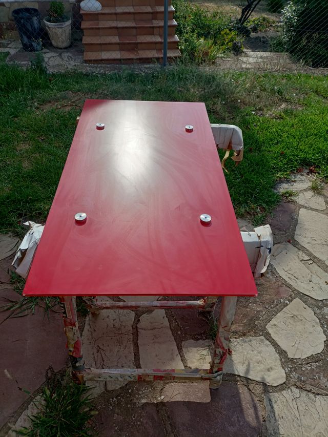 Mesa de cristal roja