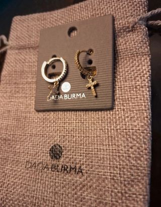 Pendientes de aro con una cruz