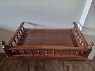 Mesa auxiliar de madera