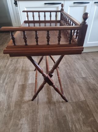Mesa auxiliar de madera