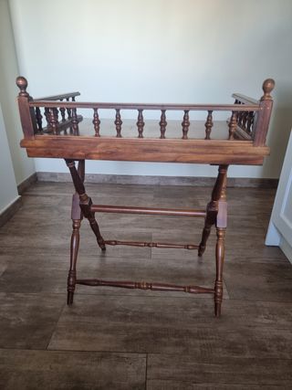 Mesa auxiliar de madera