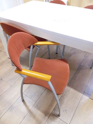 Mesa y 4 sillas comedor.