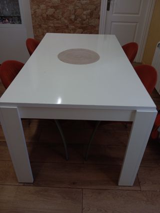 Mesa y 4 sillas comedor.