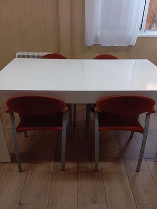 Mesa y 4 sillas comedor.