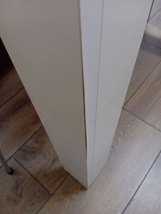 Mesa y 4 sillas comedor.
