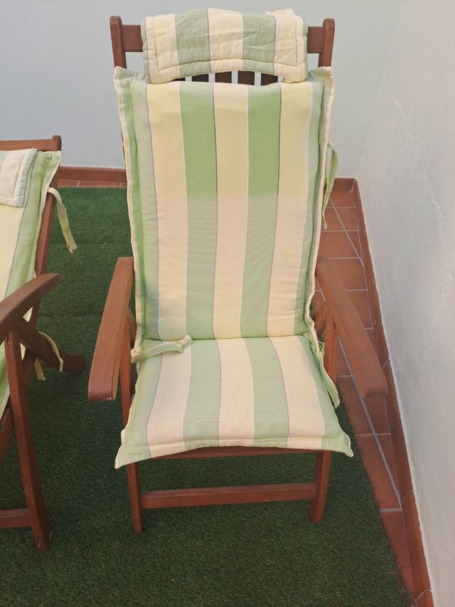 Dos hamacas de madera de teca con cojine