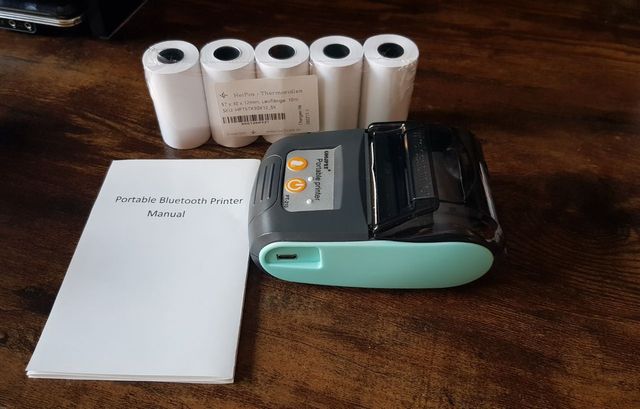 Mini stampante con rotoli di carta termica.