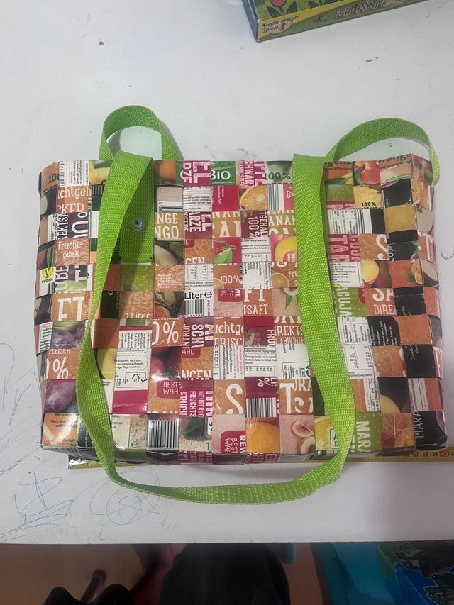 bolsa de mujer hecho de cajas de zumo de naranja.
