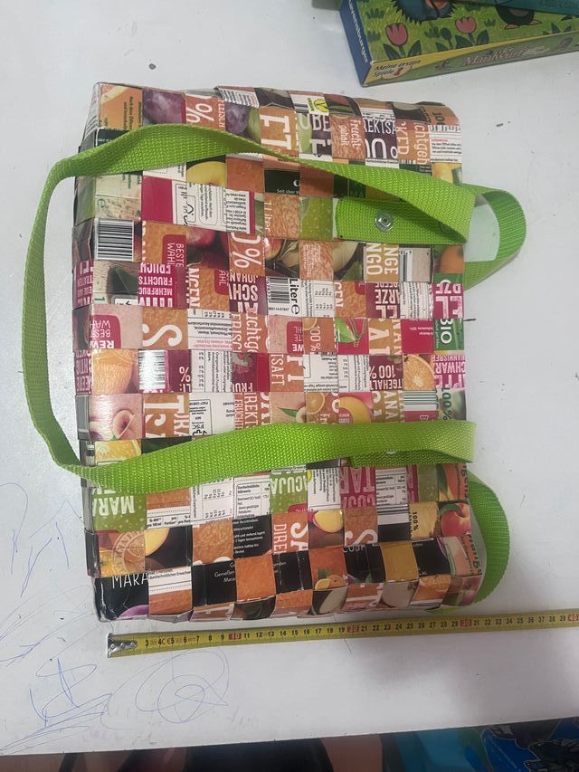 bolsa de mujer hecho de cajas de zumo de naranja.