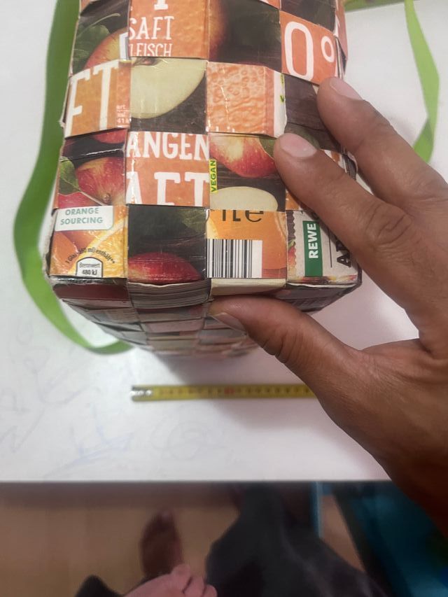 bolsa de mujer hecho de cajas de zumo de naranja.