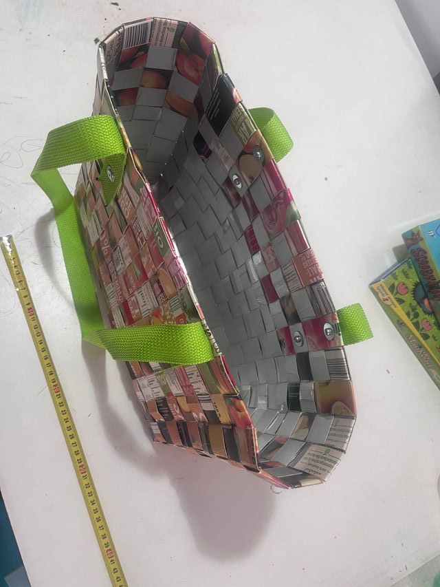 bolsa de mujer hecho de cajas de zumo de naranja.