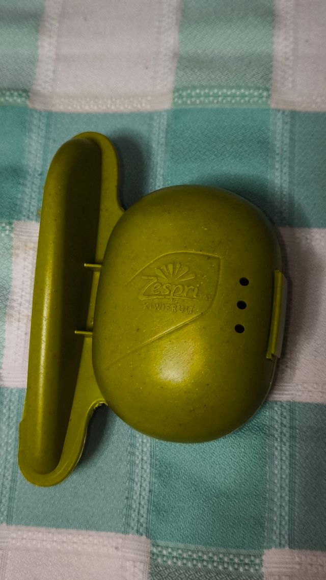 Porta kiwis con cuchara y cuchillo