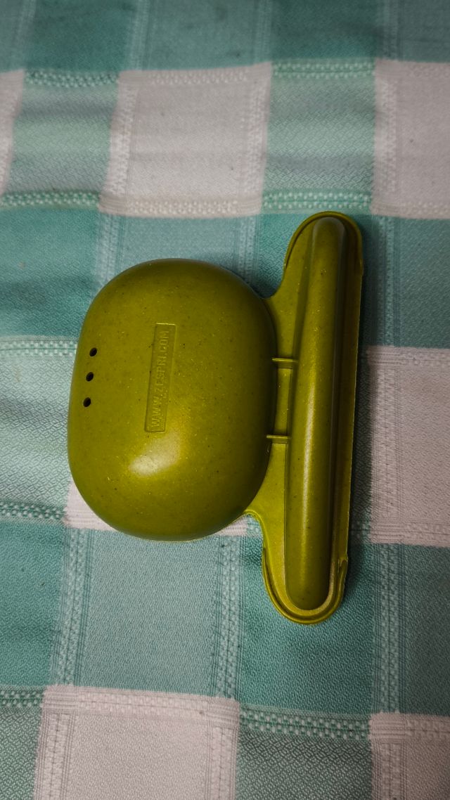 Porta kiwis con cuchara y cuchillo