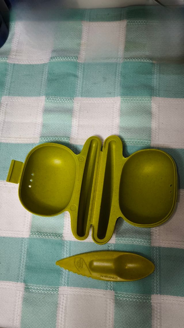 Porta kiwis con cuchara y cuchillo