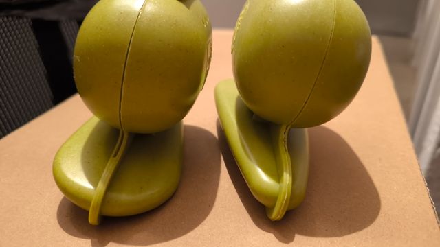 Porta kiwis con cuchara y cuchillo