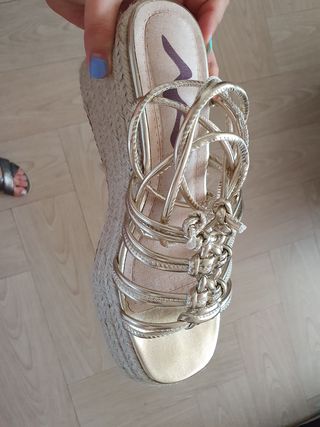 Sandalias cuña doradas 41