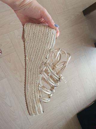 Sandalias cuña doradas 41