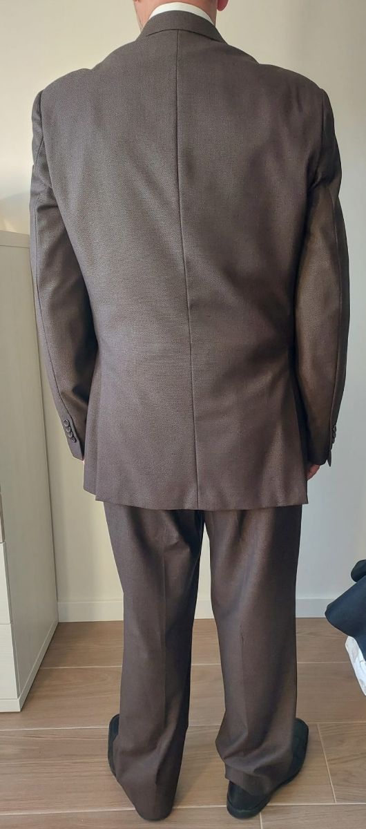 Abito marrone con look da lavoro