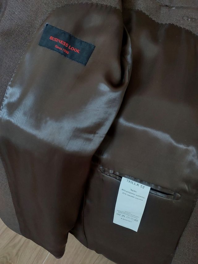 Abito marrone con look da lavoro