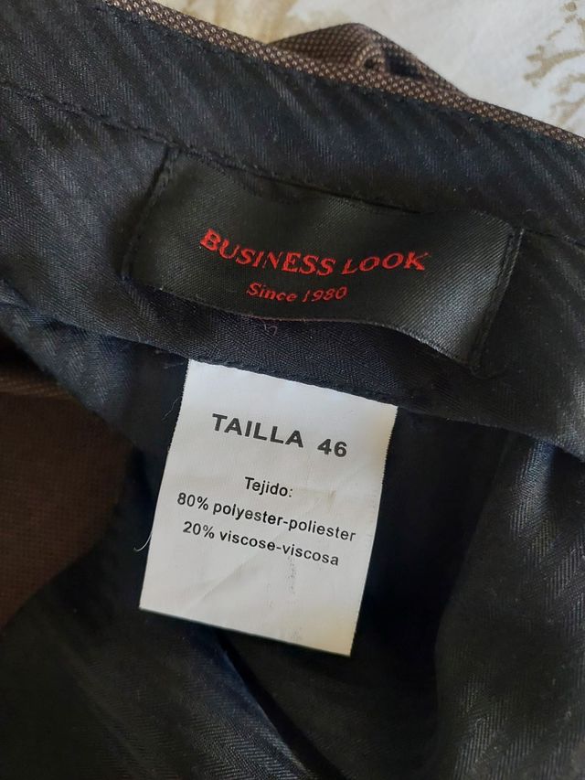 Abito marrone con look da lavoro