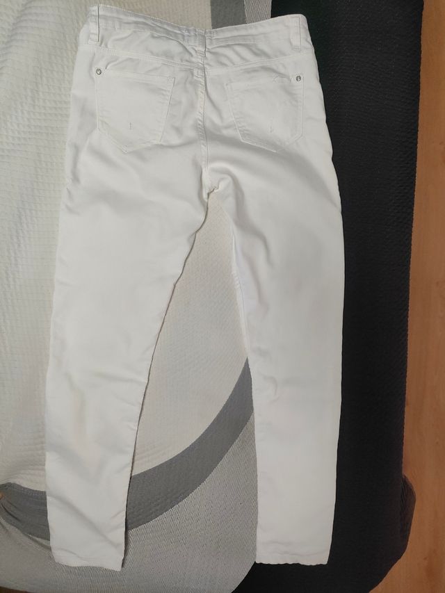 Vaqueros finos blancos.