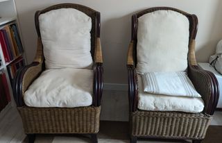 2 sillones de madera y mimbre.