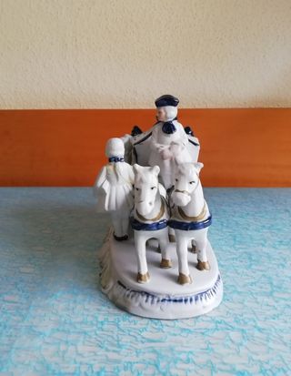 CARROZA INGLESA EN PORCELANA -ANTIGUA FIGURA